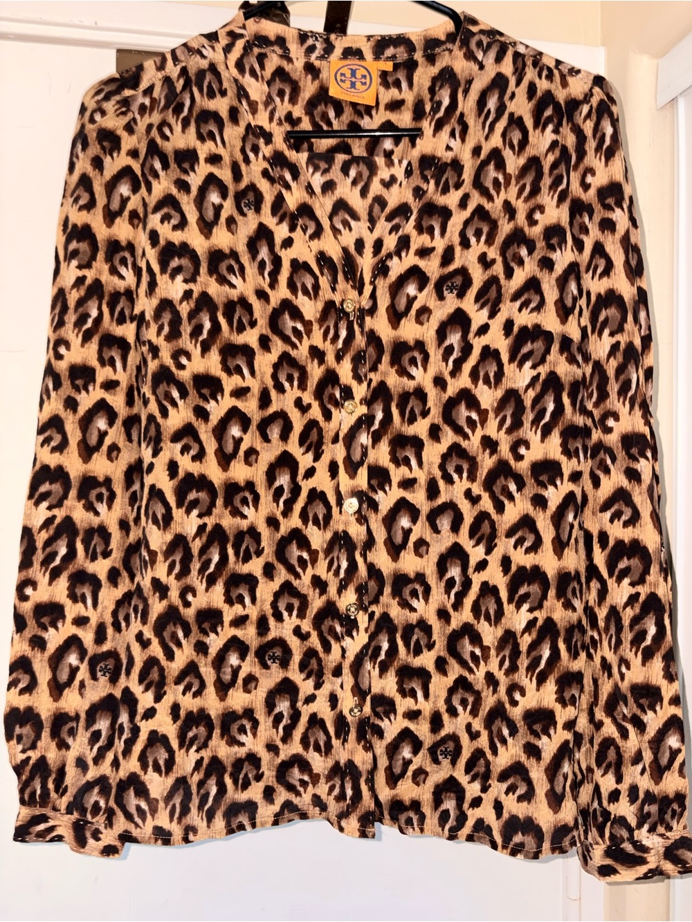 Tory Burch 100% Silk Leopard Blouse/size 4 
Gold Logo button/Excellent Condition